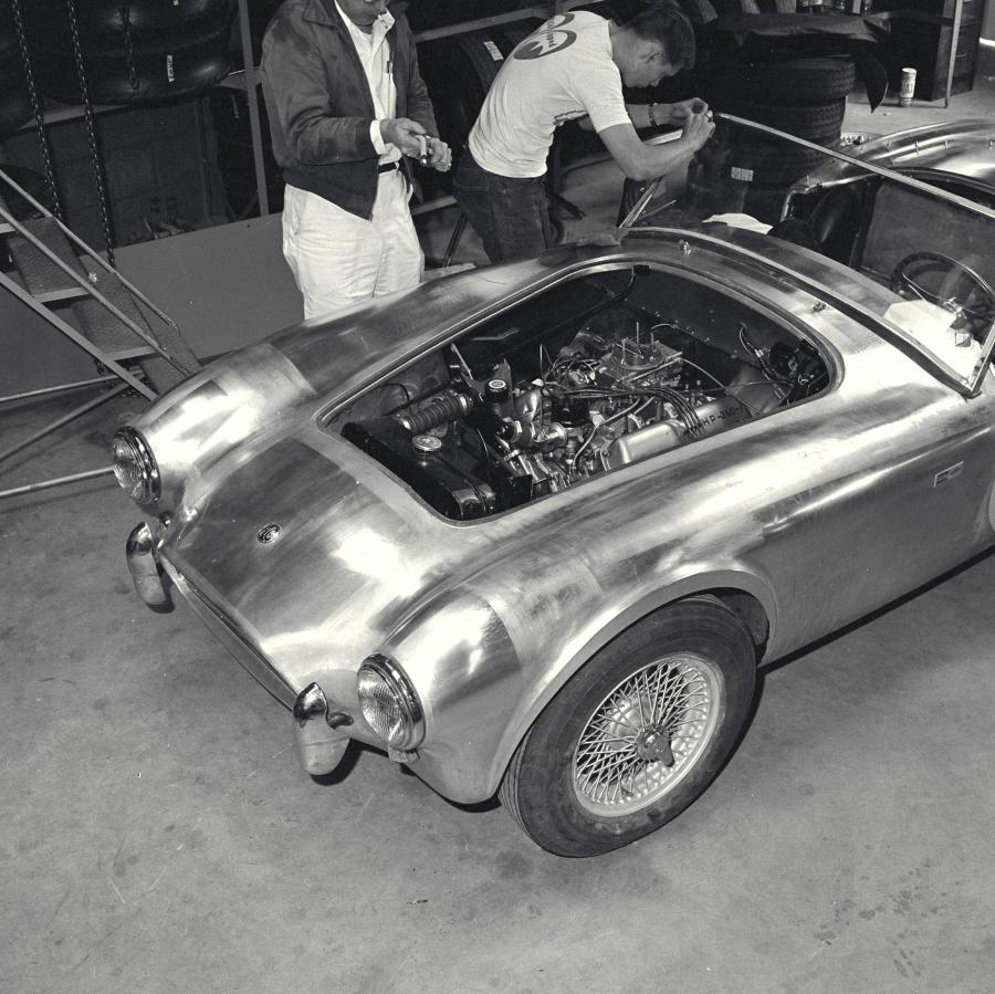 Моторный отсек AC Cobra (Mk I) 1962 года  (фото 6 из 13)